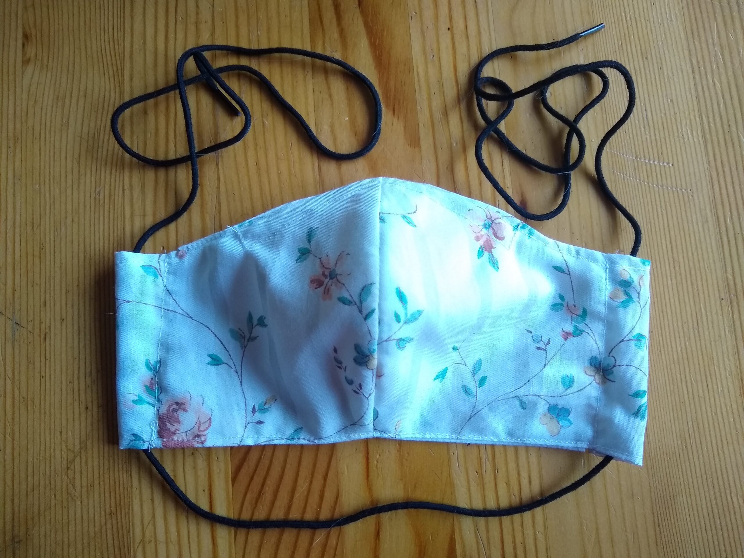 Mask with single looped cloth tie